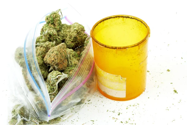 Marihuana und Cannabis, weißer Hintergrund — Stockfoto