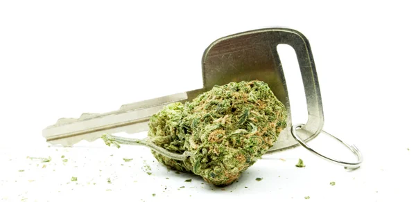 Conduite lapidée, clé de voiture et marijuana, conduite élevée sous l'influence du cannabis — Photo