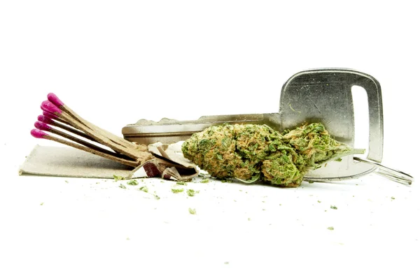 Yapma, esrar ve araba anahtarları altında sevk marihuana,