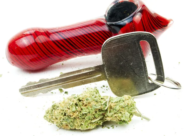 Drijven gestenigd, auto sleutel en marihuana, hoge rijden onder invloed van cannabis — Stockfoto