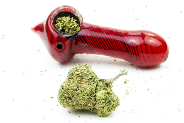 Marihuana und Pfeife oder Schale, weißer Hintergrund — Stockfoto