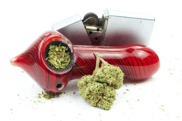 Marijuana e tubo o ciotola, sfondo bianco — Foto Stock