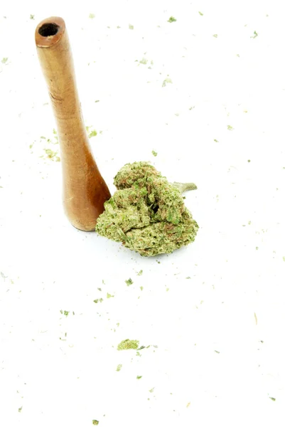 Marihuana i rur lub miski, białe tło — Zdjęcie stockowe