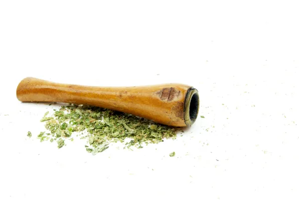 Marihuana und Pfeife oder Schale, weißer Hintergrund — Stockfoto