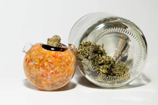 Marijuana Och Glas Röret Vit Bakgrund — Stockfoto
