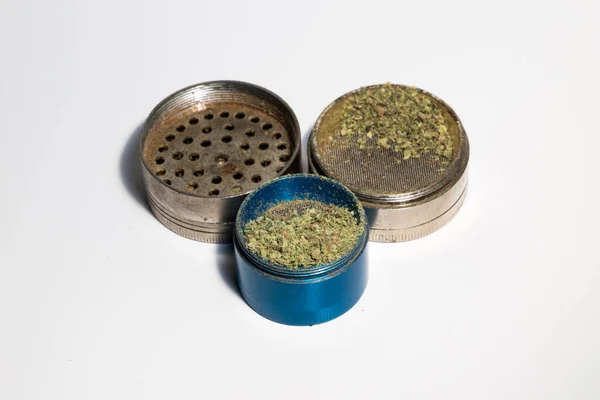 Marihuana Topf Unkraut Oder Cannabisblüte Einer Mühle Auf Weißem Hintergrund — Stockfoto