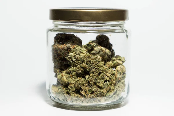 Marihuana Skleněná Sklenice Bílém Pozadí — Stock fotografie