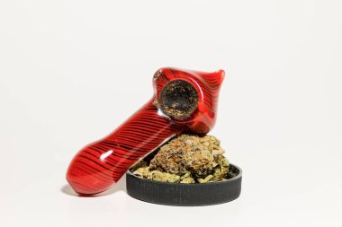 Marihuana piposu ve bir kavanoz ot