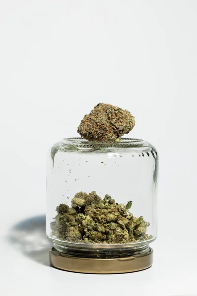 Marihuana Glazen Pot Witte Achtergrond — Stockfoto