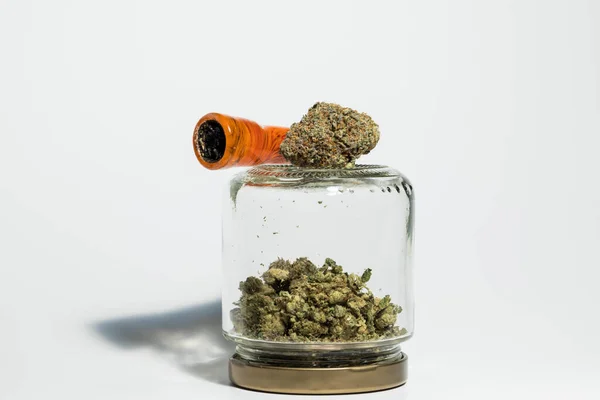 Marihuana Und Glaspfeife Auf Weißem Hintergrund — Stockfoto