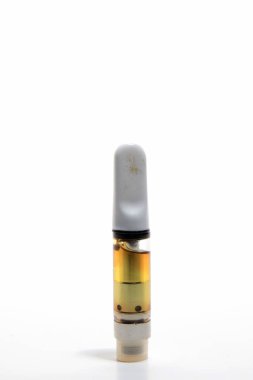 Beyaz arka planda marihuana yağlı bir kalem.