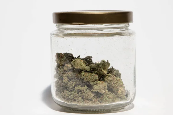 Marihuana Konopí Pupeny Skleněné Sklenici Bílém Pozadí — Stock fotografie