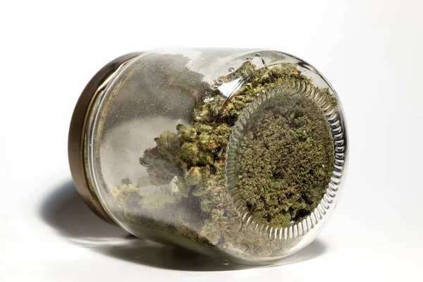 白い背景のガラス瓶のマリファナと大麻の芽 — ストック写真