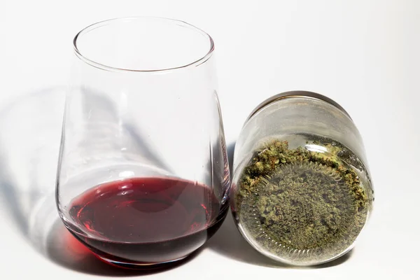 Copo Vinho Jarro Botões Cannabis Branco — Fotografia de Stock