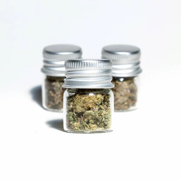 Closeup Μπουμπούκια Μαριχουάνας Γυάλινα Βάζα Που Απομονώνονται Λευκό Φόντο — Φωτογραφία Αρχείου