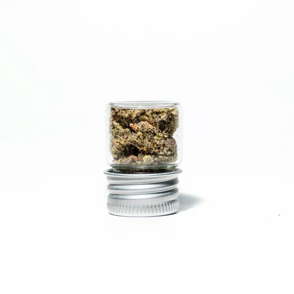 Closeup Μπουμπούκια Μαριχουάνας Γυάλινα Βάζα Που Απομονώνονται Λευκό Φόντο — Φωτογραφία Αρχείου