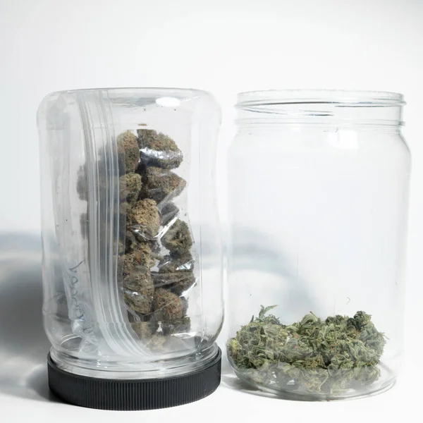 玻璃瓶中的医用大麻和大麻芽 — 图库照片