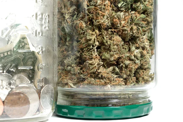 Marihuana Cannabisknoppen Glazen Pot Witte Achtergrond — Stockfoto