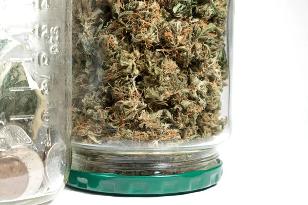 Marihuana Cannabisknoppen Glazen Pot Witte Achtergrond — Stockfoto
