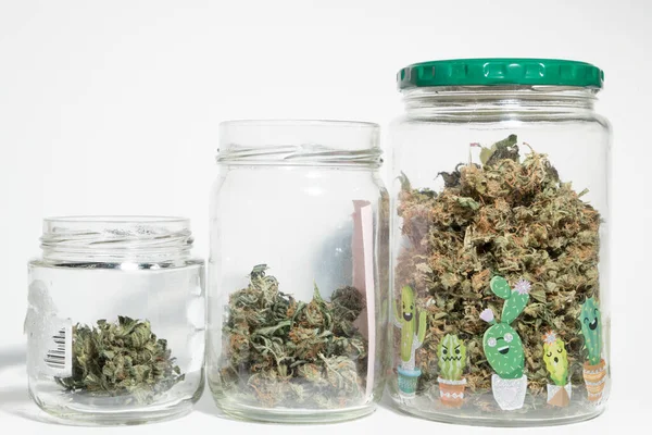 医療用マリファナとガラス瓶の大麻の芽 — ストック写真
