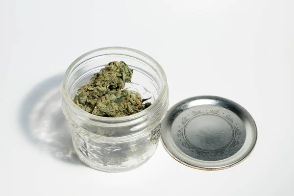 Marihuana Pąki Konopi Szklanym Słoiku Białym Tle — Zdjęcie stockowe