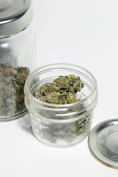 Lékařské Marihuany Konopných Pupenů Skleněných Sklenicích — Stock fotografie