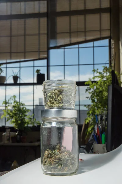 Μαριχουάνα Και Κάνναβη Μπουμπούκια Jars Στο Παρασκήνιο Κοντά — Φωτογραφία Αρχείου