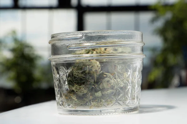 Marihuana Cannabis Bud Jar Segundo Plano Cerca —  Fotos de Stock