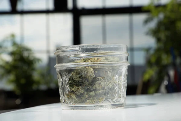 Marihuana Cannabis Bud Jar Segundo Plano Cerca —  Fotos de Stock