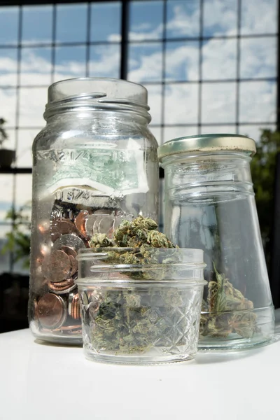 Marijuana Dan Cannabis Bud Jar Dan Koin — Stok Foto