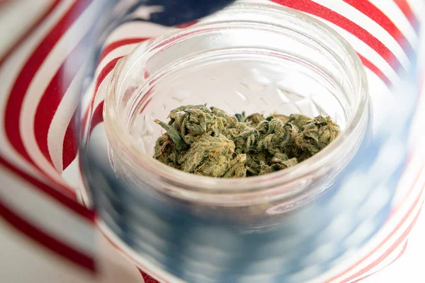 Marihuana Und Cannabis Knospe Glas Und Unter Amerikanischer Flagge — Stockfoto