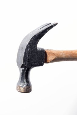 Eski paslı çekiç beyaz arka planda izole edilmiş.