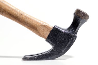 Çekiç beyaz arkaplanda izole edildi