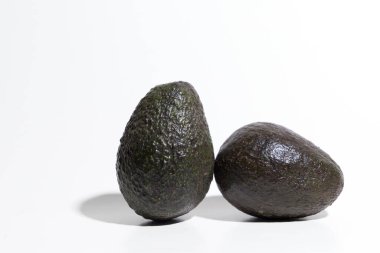 Beyaz arkaplanda taze yeşil avokado