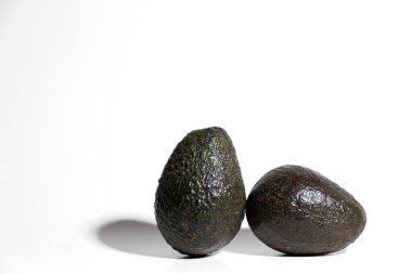 Beyaz arkaplanda taze avokado