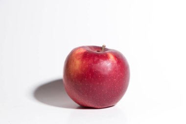 Beyaz arkaplanda kırmızı elma izole edildi