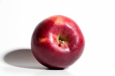 Beyaz arkaplanda kırmızı elma izole edildi