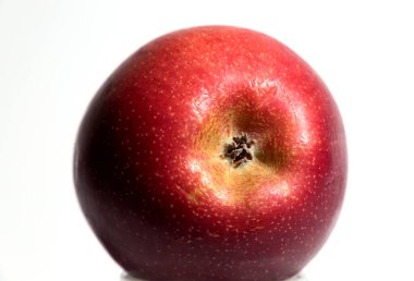 Beyaz arkaplanda kırmızı elma izole edildi