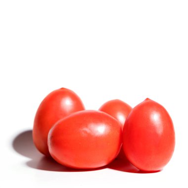 Beyaz arkaplanda kırmızı domates izole