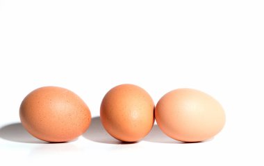 Beyaz arka planda izole edilmiş tavuk yumurtaları