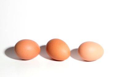 Beyaz arka planda izole edilmiş tavuk yumurtaları
