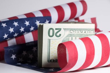 Amerikan bayrağı ve beyaz arka planda para