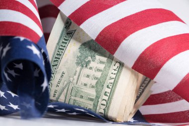 Beyaz arka planda Amerikan doları ve dolar banknotları