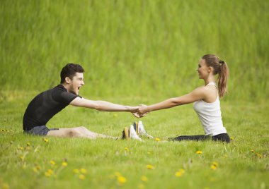 Çayırlığında sportif mutlu çift