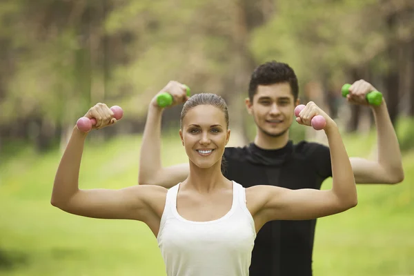 Couple joyeux avec haltères sur la séance d'entraînement — Photo