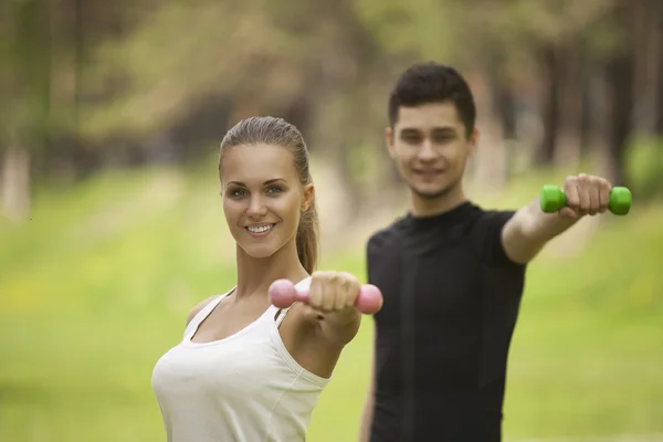 Couple joyeux avec haltères sur la séance d'entraînement — Photo