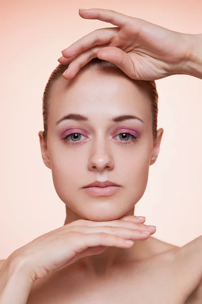 Menina em um fundo rosa — Fotografia de Stock