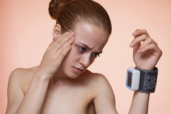 Ragazza misura la pressione — Foto Stock