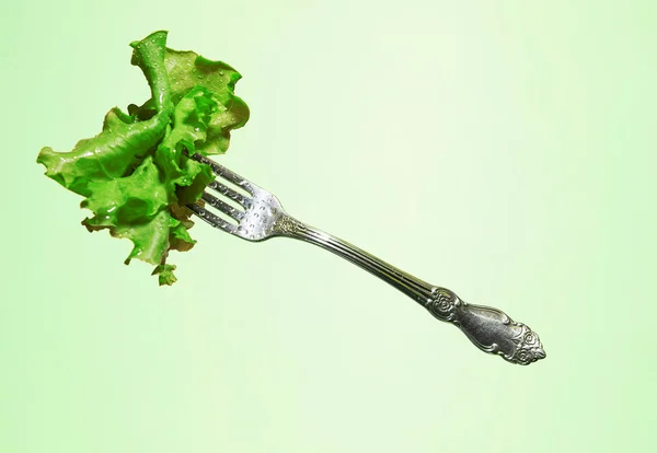 Salada em um garfo (fundo verde ) — Fotografia de Stock