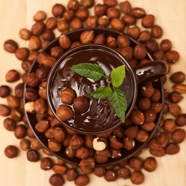 Chocolate con leche con menta y nueces —  Fotos de Stock